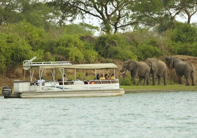 boat-safari-uganda-780 x 550 px